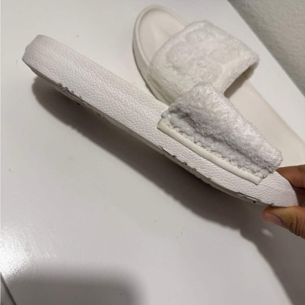 UGG Cream Slippers - Picture 7 of 7